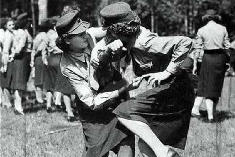 女兵被俘性乳刑图片